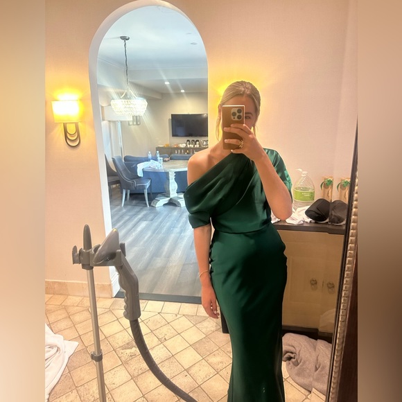 Amsale Satin One-Shoulder Gown in Emerald (Size 2) - Picture 6 of 7
